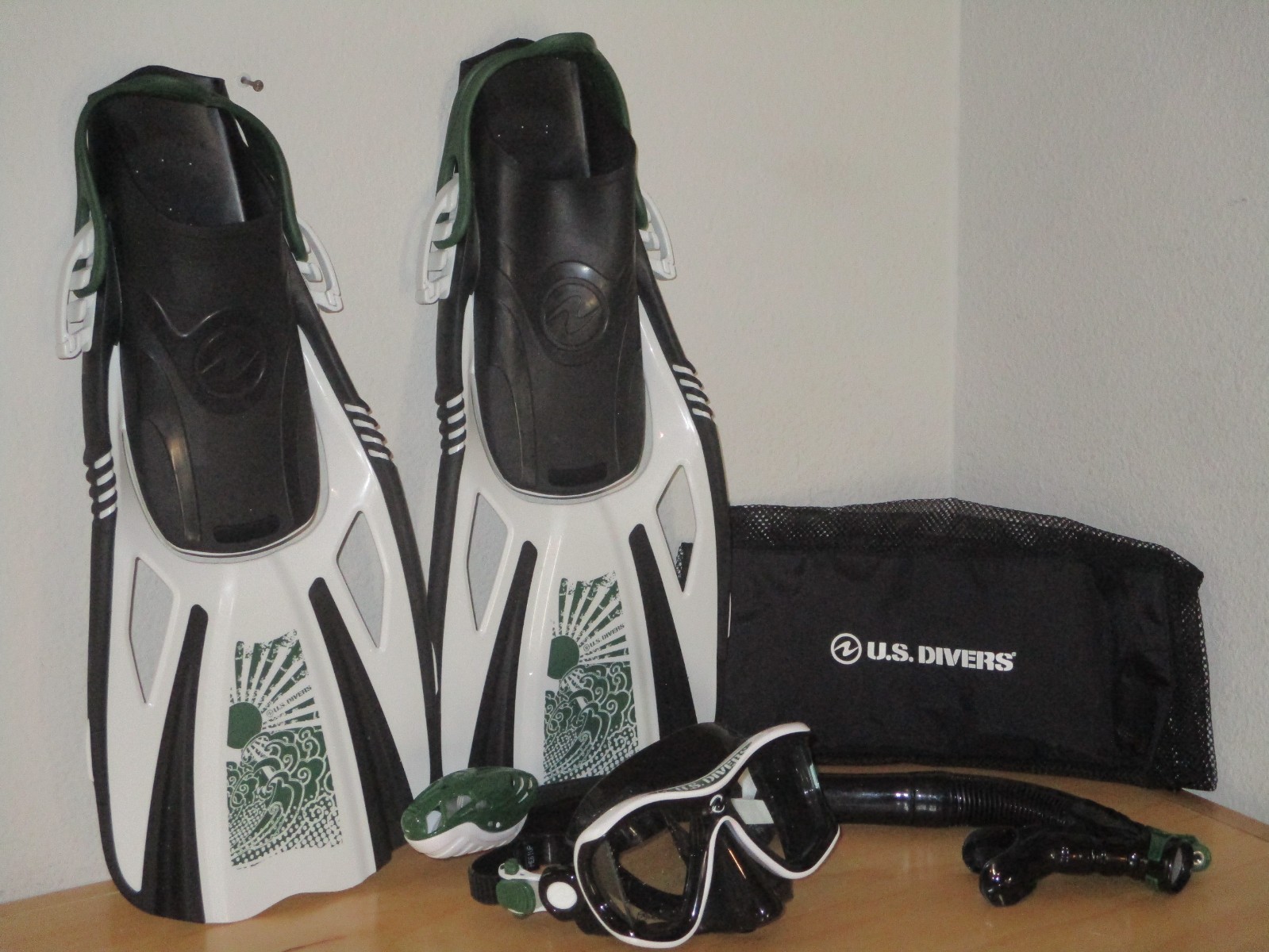 US Divers Unisex Snorkel Set Mask Fins Dry Snorkel Bag White and Green Size S/M