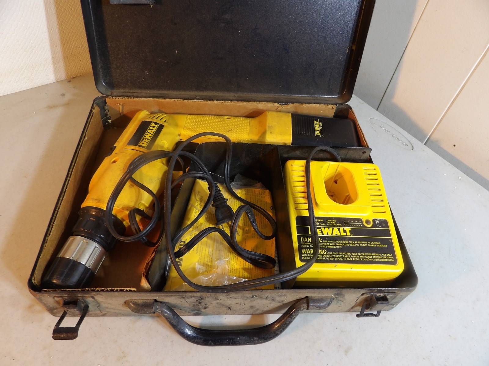 12 Volt Dewalt Drill Kit ( will not charge ) parts