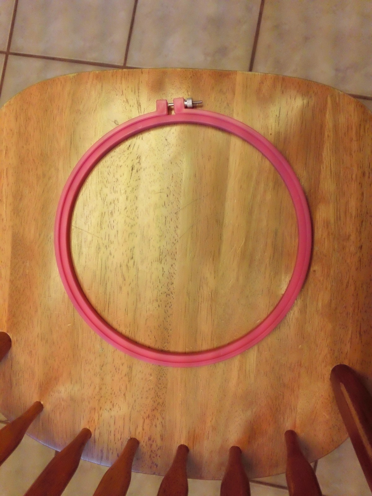 Vtg 10" Plastic Pink  Embroidery/ Cross Stitch Hoop w/ Metal Closure-GU