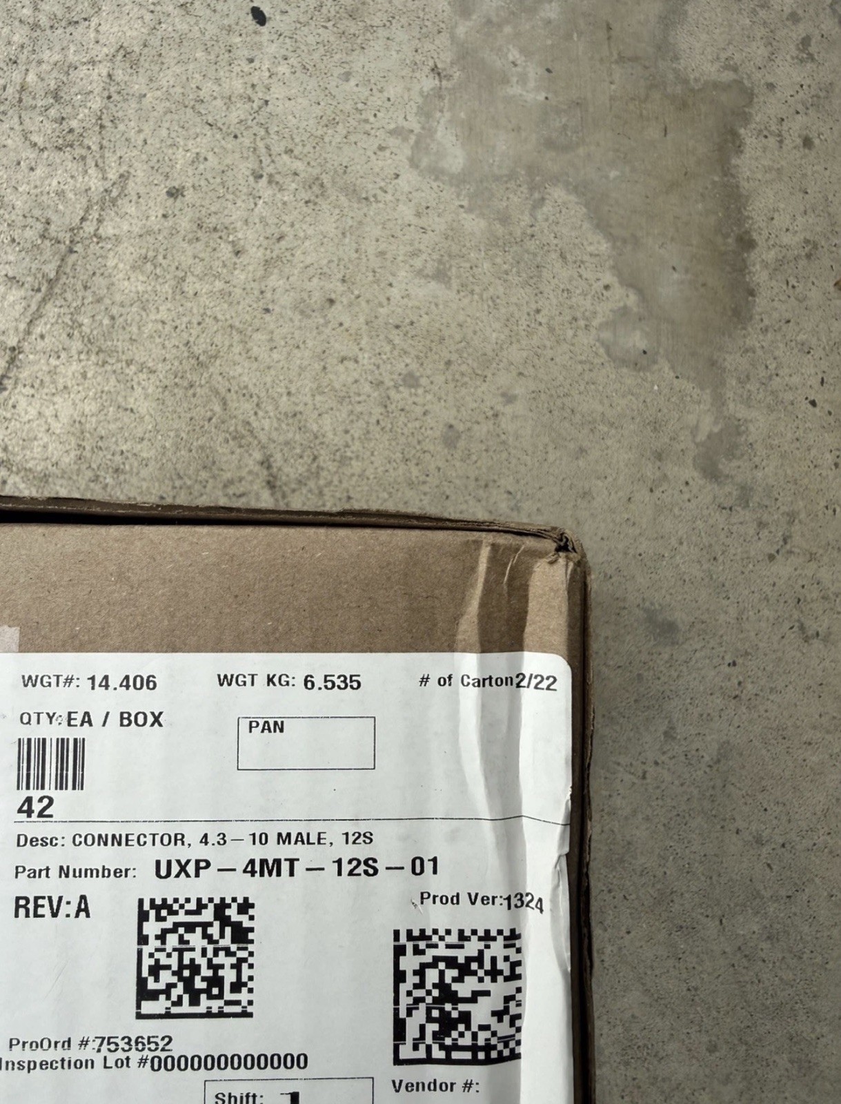 Lot of 42 UXP-4MT-12s-01Connectors