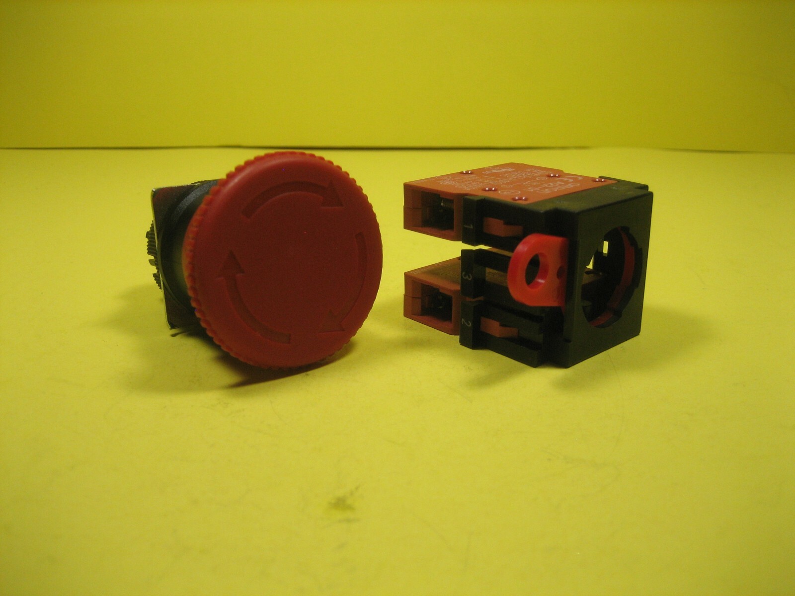 STI 11004-7002 Push Button