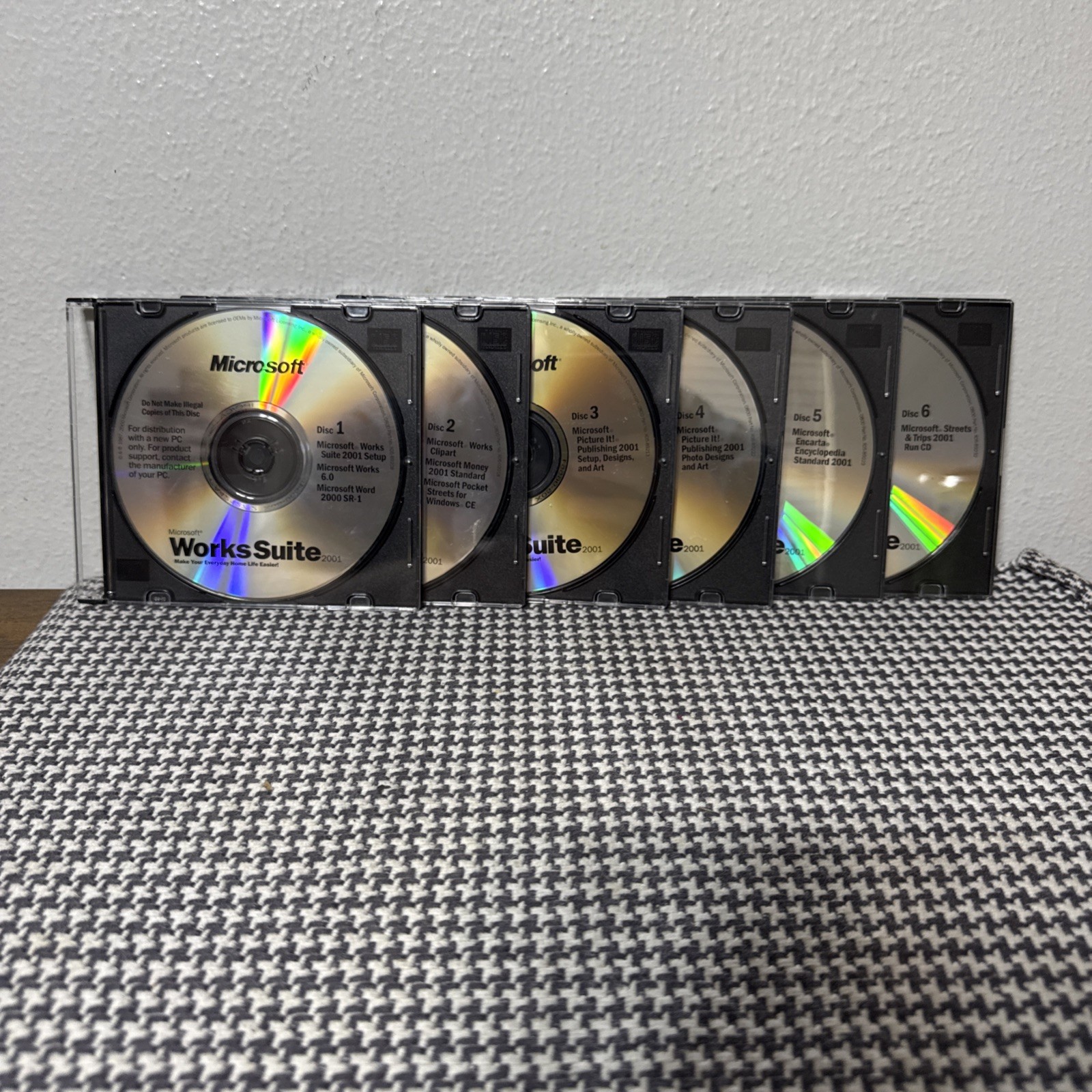 Microsoft Works Suite 2001 Windows PC CD-ROM 6 Disc Set - Word, Works 6.0