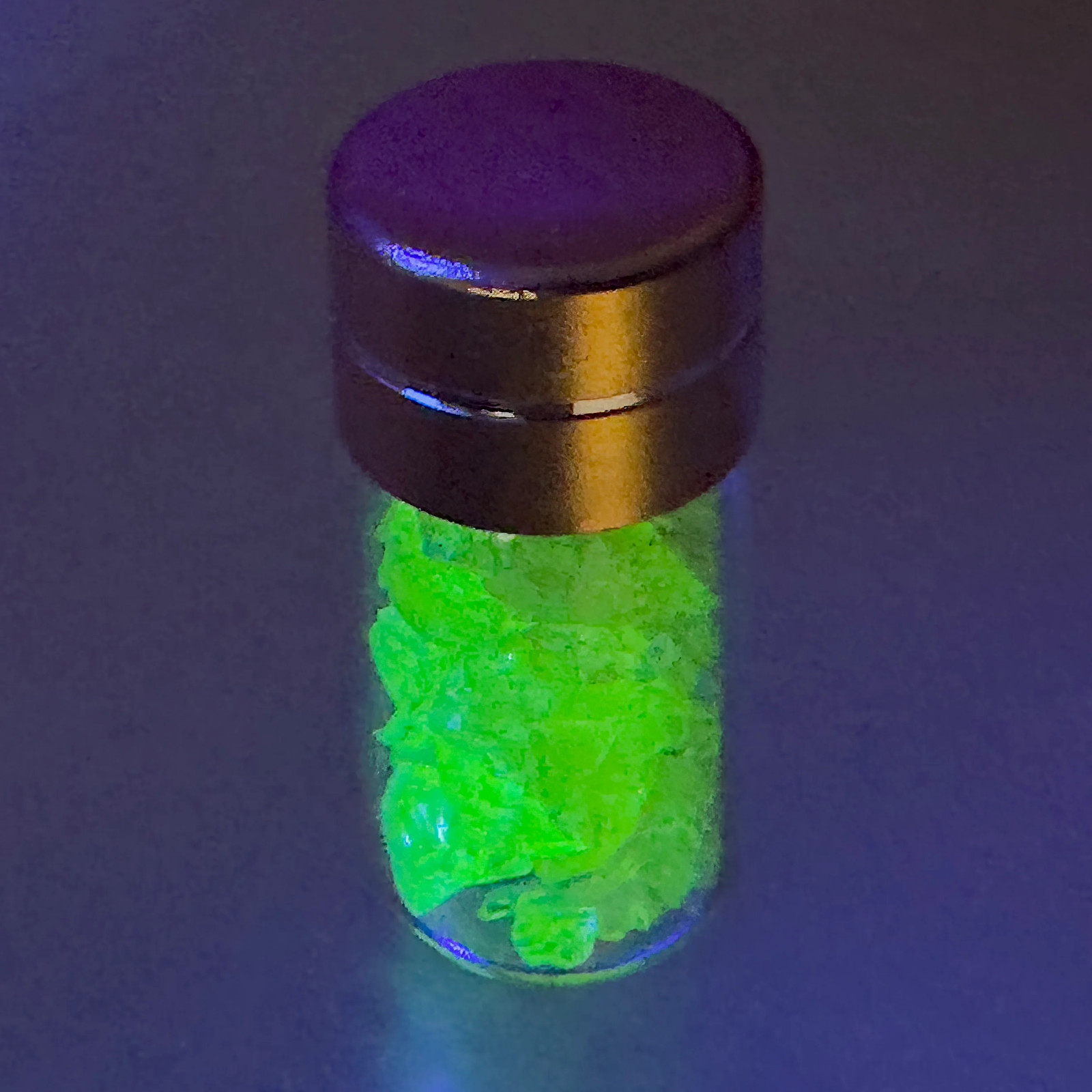 G29276E ~ Brilliant Glow Vial of Small Vaseline Glass Chunks