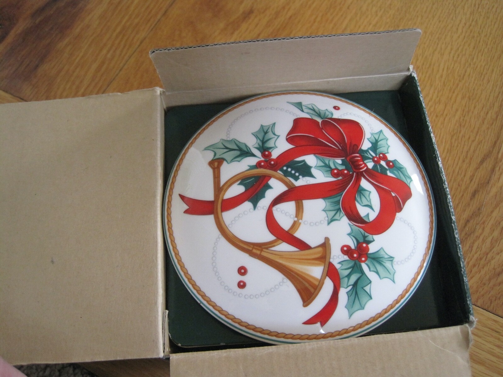 Mikasa Christmas Round Covered Box