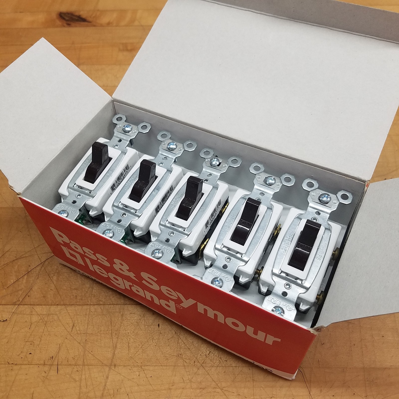 Pass & Seymour CSB20AC1 Single Pole Switch, 20A, 120/277VAC, Commercial Grade