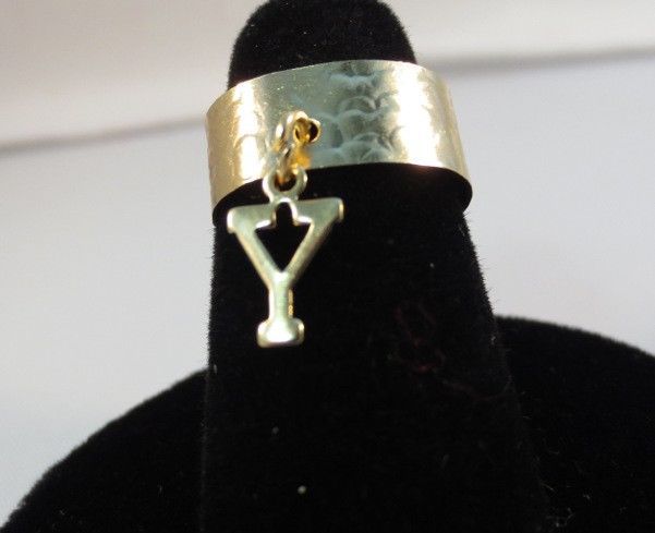 14KT GOLD PLATED  DANGLE INITIAL Y TOE RING IN A HAMMERED RING