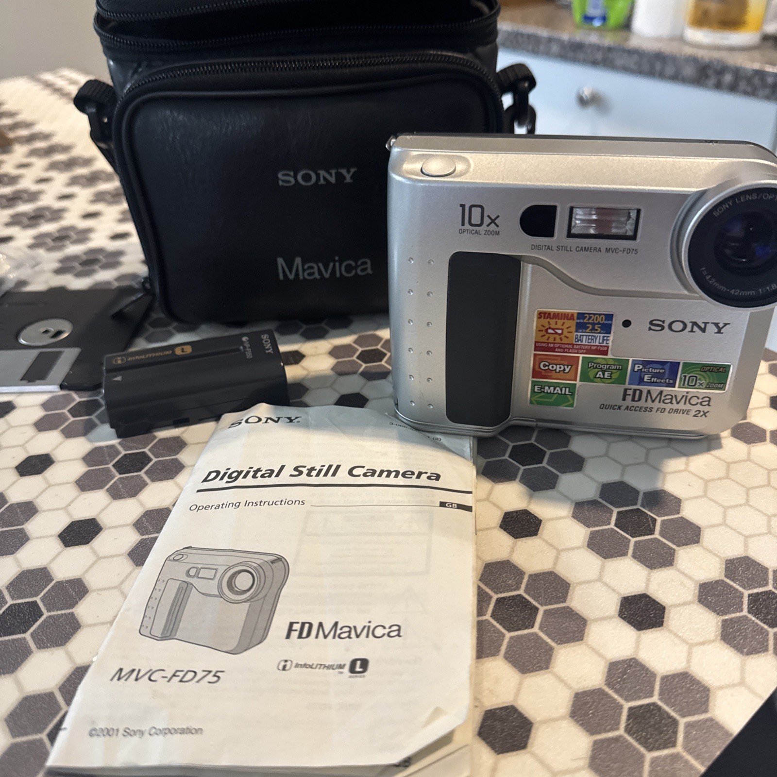 Vintage Sony Mavica MVC-FD71 Digital Camera w/Battery & Case  (Untested)