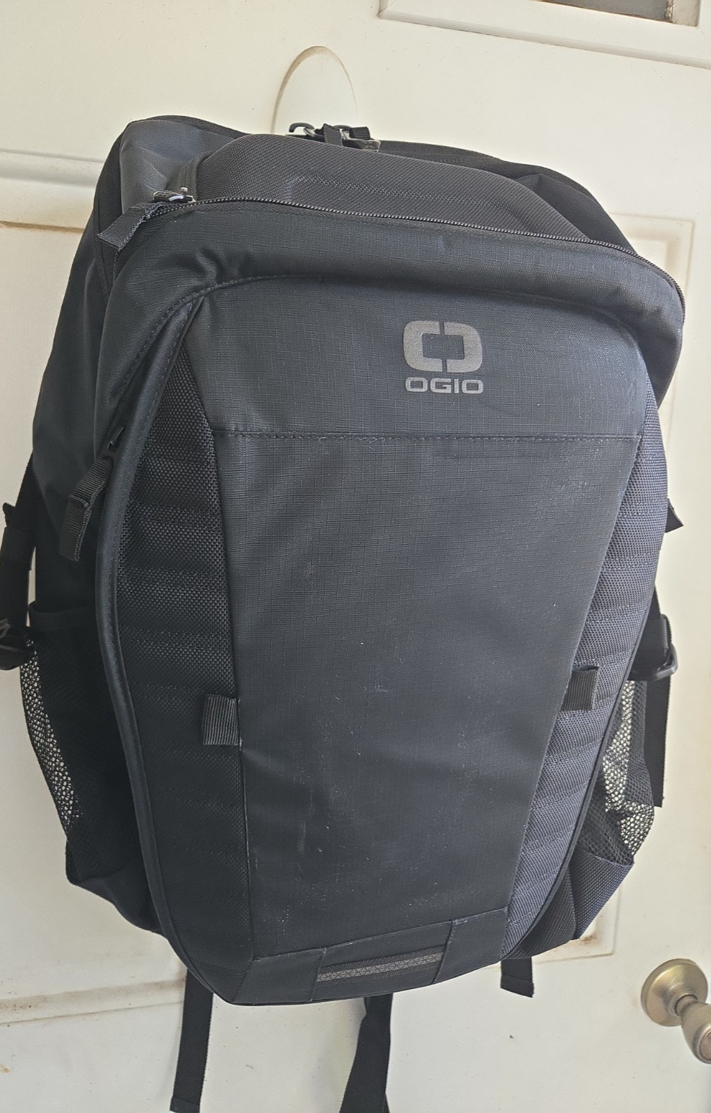 OGIO Backpack 18L Tremor Blacktop 91020 – Clean Ripstop Hiking Pack