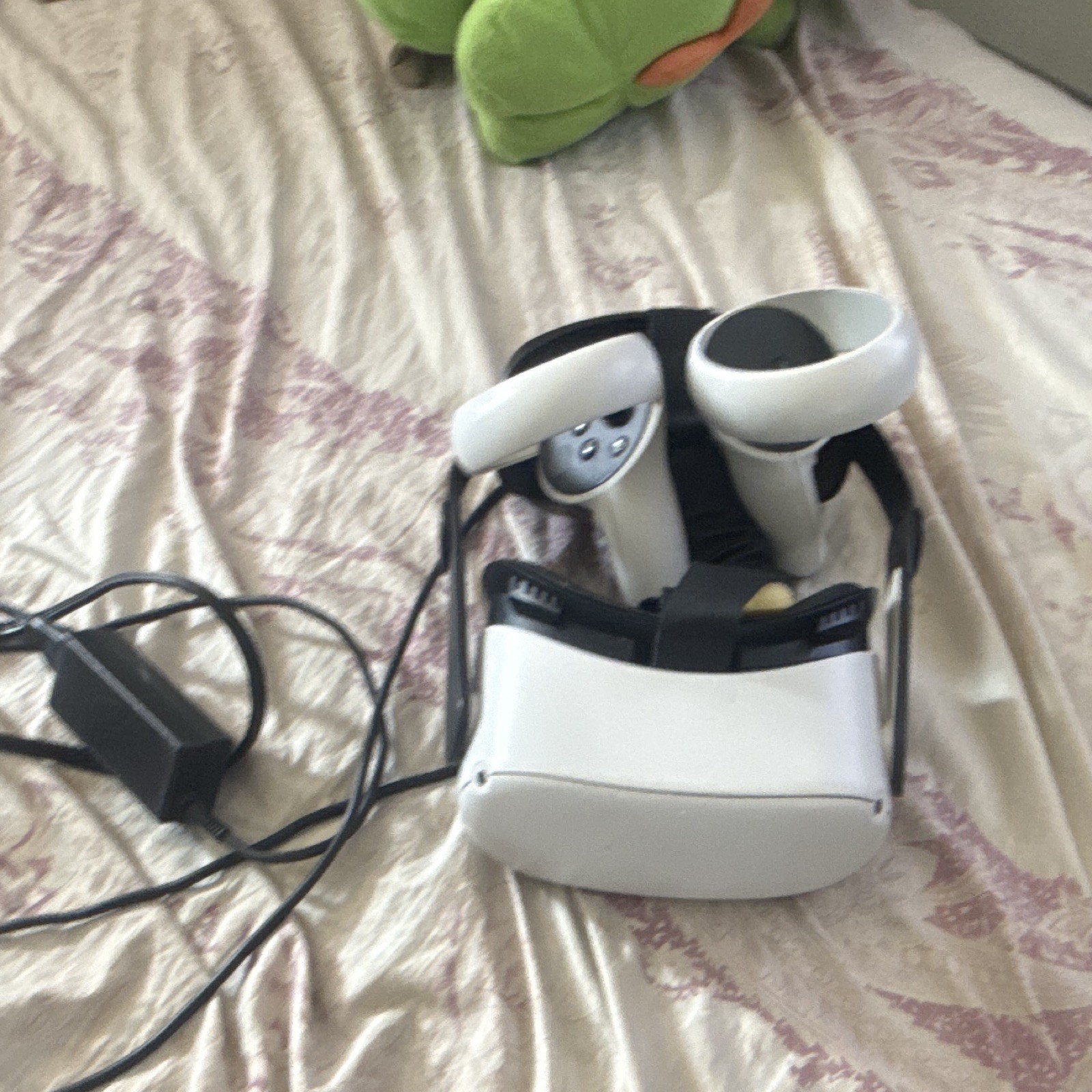 Meta Quest VR Headset  w/ Charger/Controllers/ Used. Work Fine