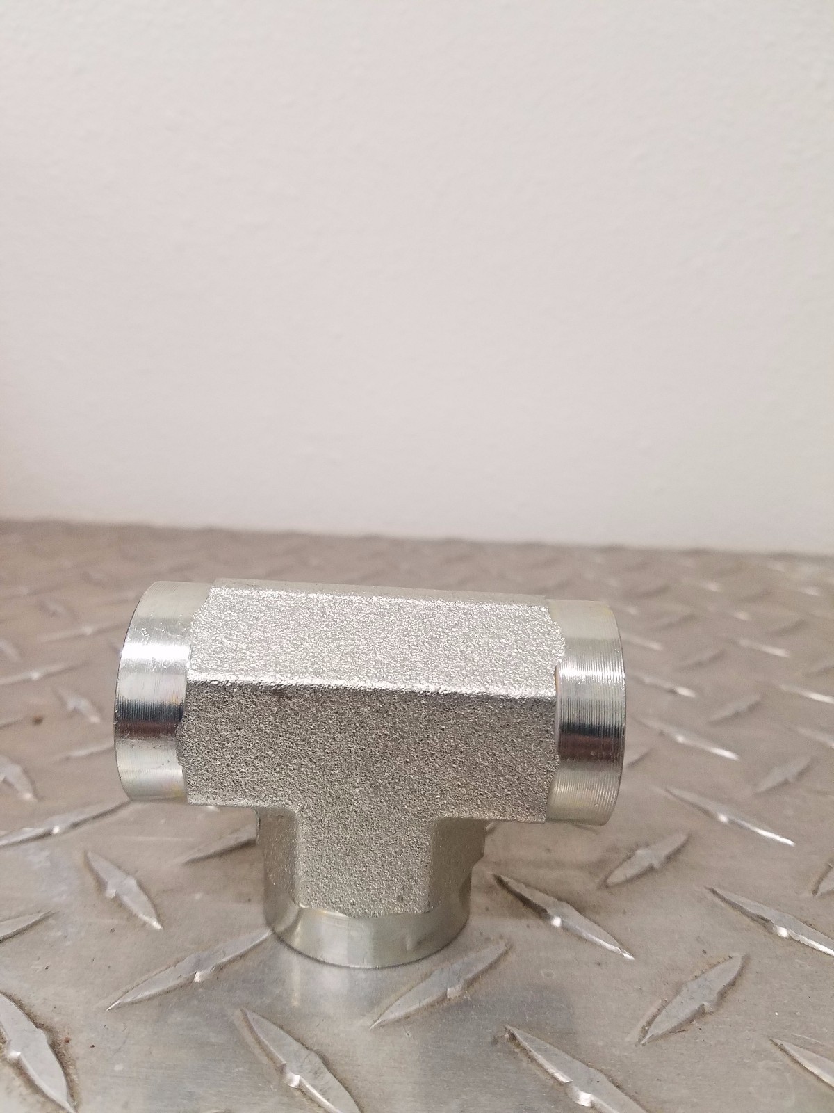 5605-04-04-04 Hydraulic Tee, 1/4" Female Pipe Adapter, Forged Steel Fitting