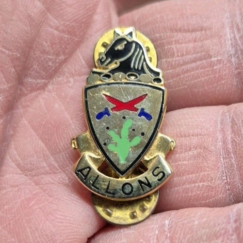 U.S. Military 11th Armored Cavalry DI DUI Insignia Crest Pin Clutch ALLONS E23