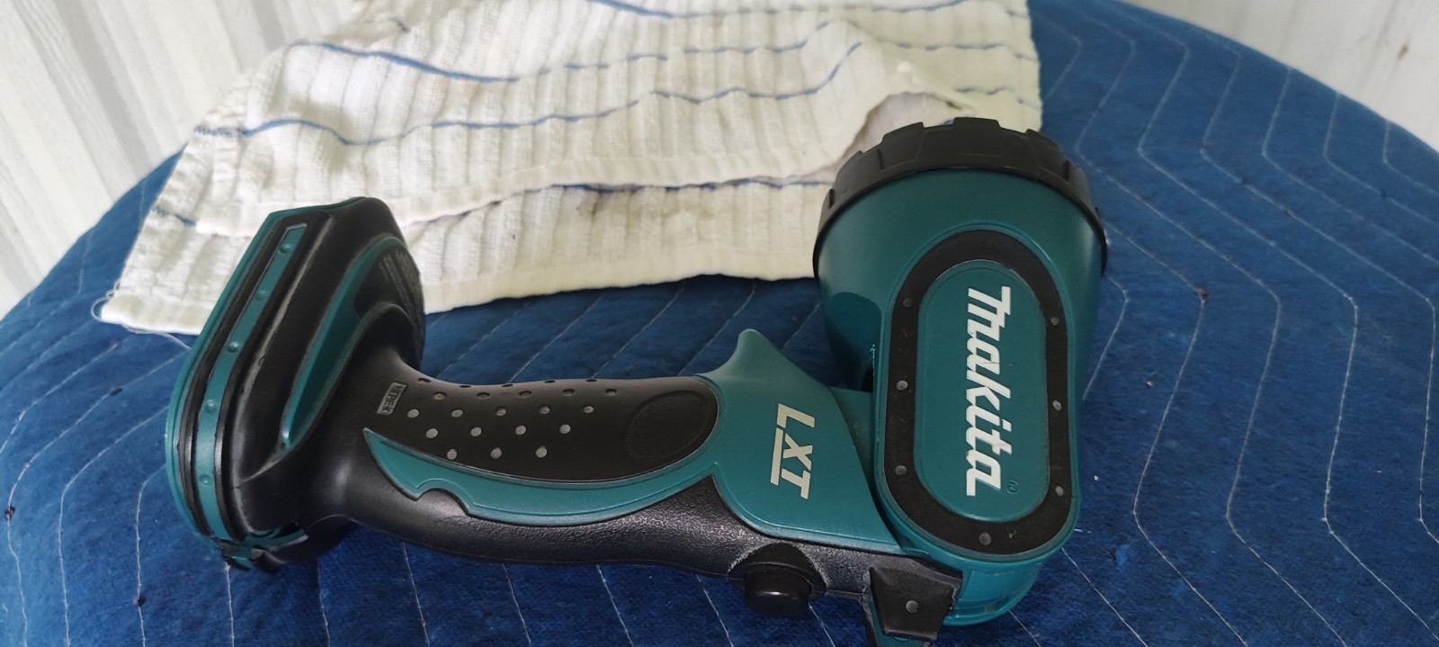 Makita BML185!18-Volt LXT Lithium-Ion Cordless 12 L.E.D. Flashlight