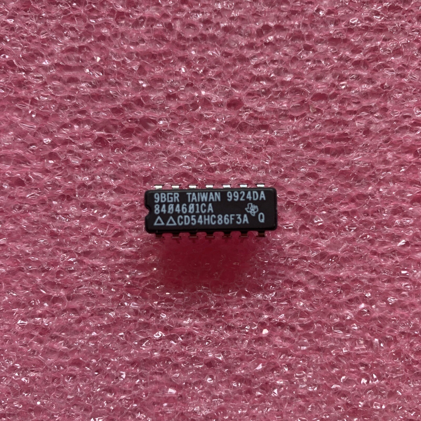 CD54HC86F3A XOR GATE 4 ELEMENT 2-IN CMOS 14 PIN DIP       (LOT OF 1)