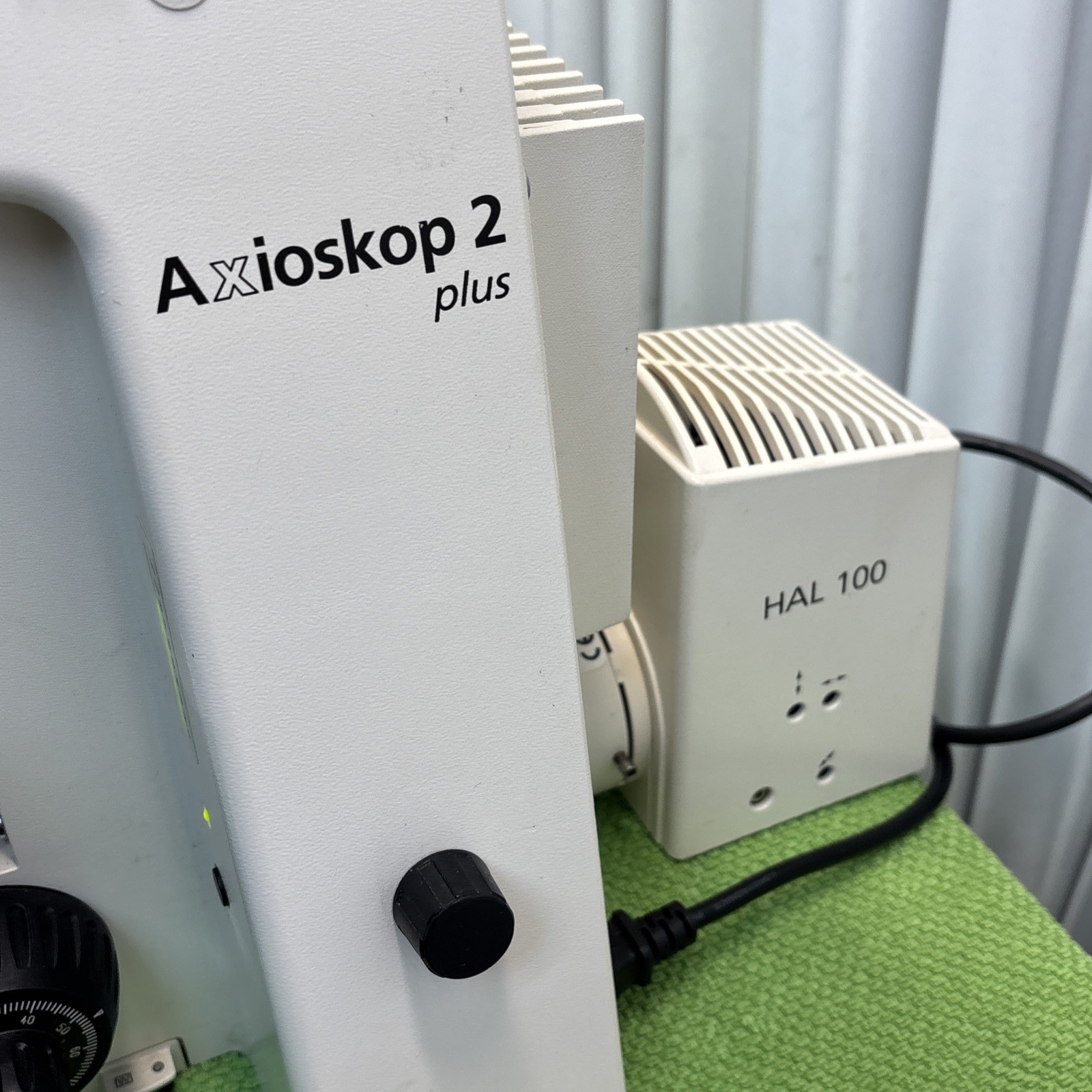 Carl Zeiss Axioskop 2 Plus Trinocular Microscope stage light source objectives