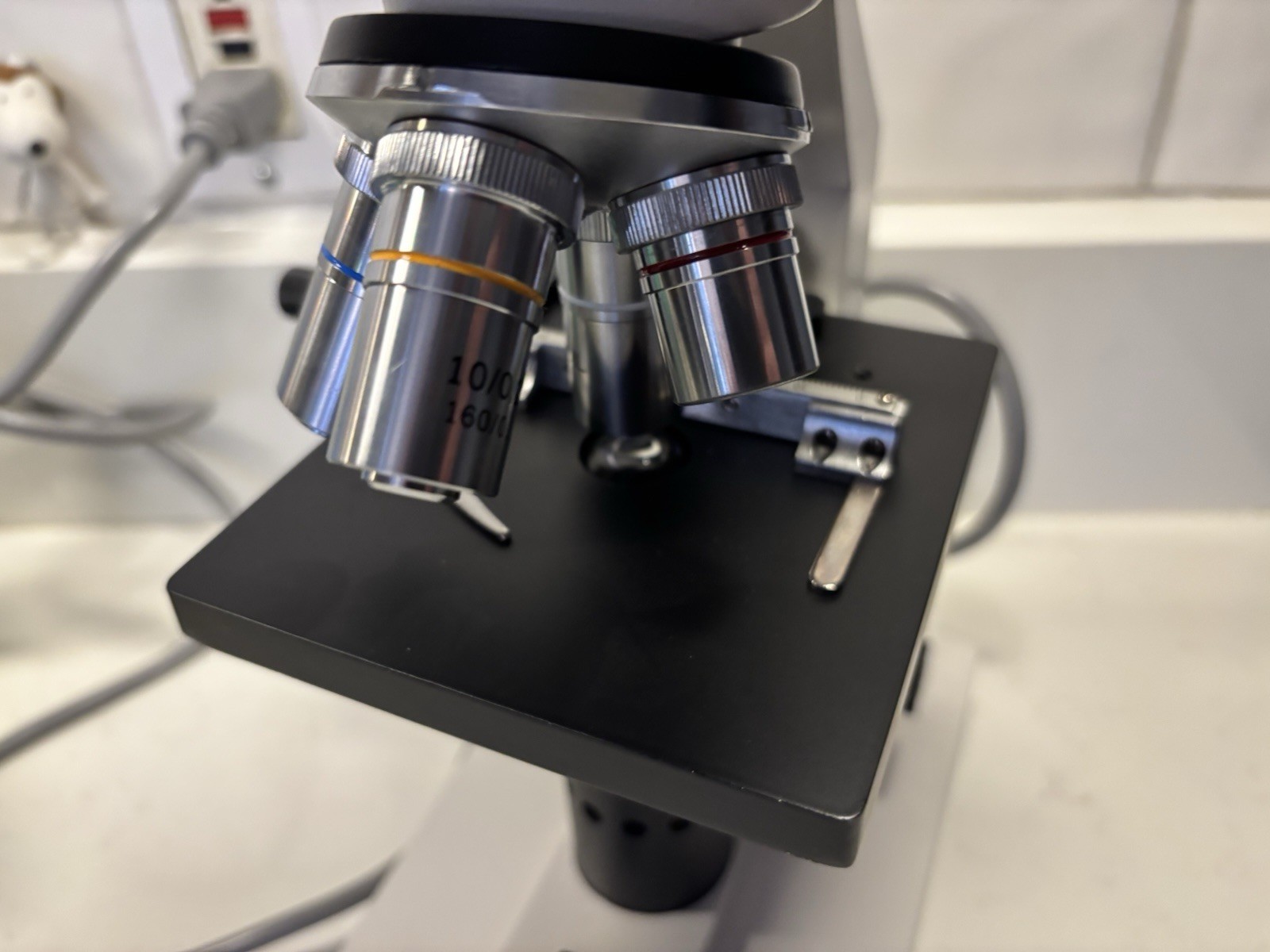 AmScope B100 Series Binocular Microscope 40x-1000x White -Super Clean