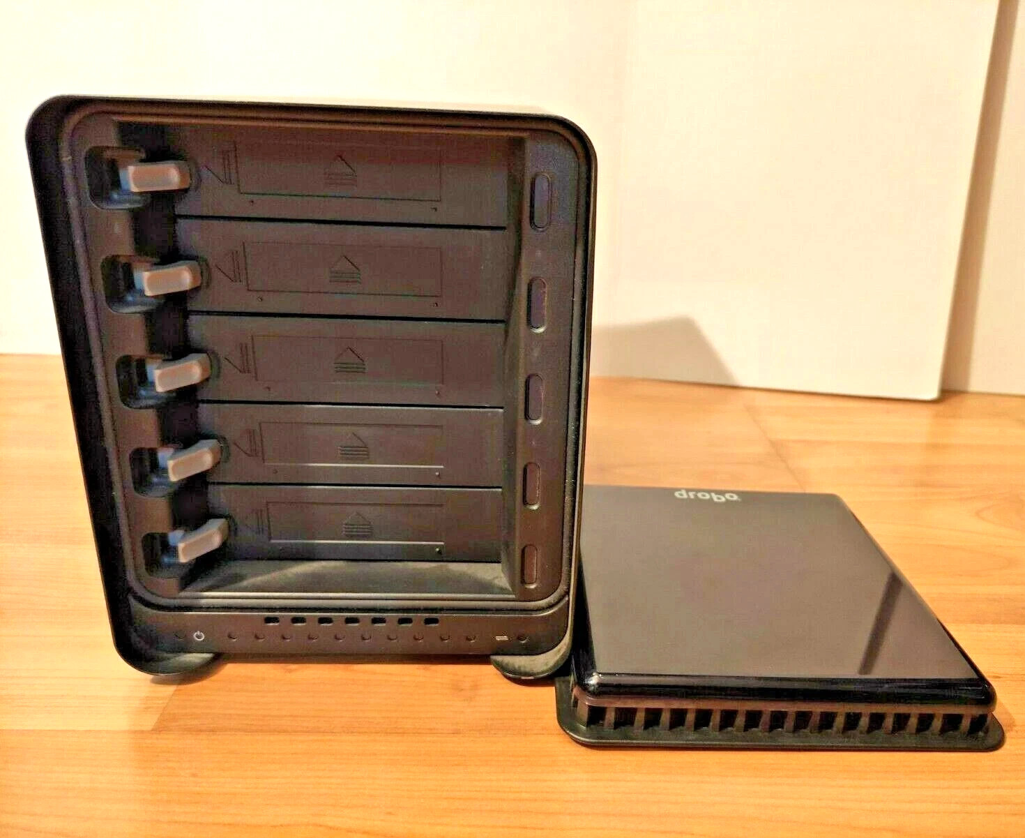 *100% UNTESTED* DROBO FS DRDS2-A DATA ROBOTICS STORAGE ARRAY NO HARD DRIVES HDD