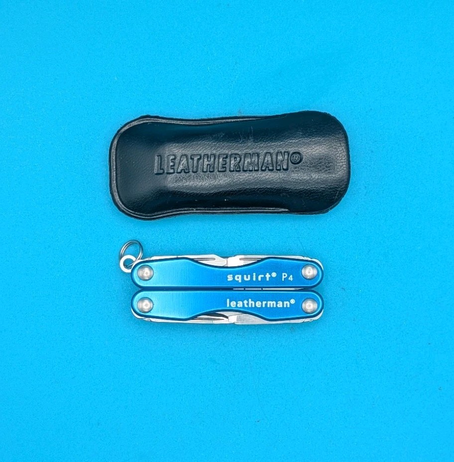 Leatherman Squirt P4 Multi-Tool, Key Ring, Retired, BLUE! WITH SHEATH! EXCELLENT