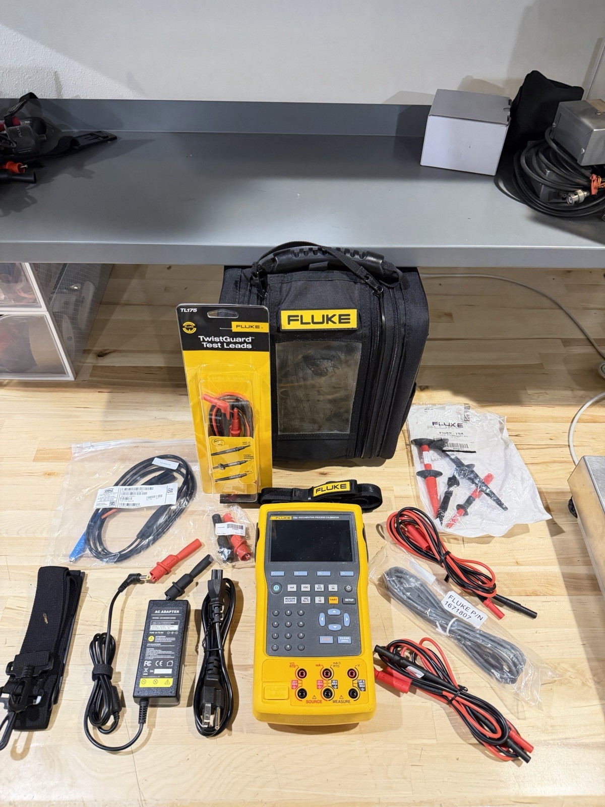 FLUKE 754 DOCUMENTING PROCESS CALIBRATOR W/ ACCESSORIES (TESTED) FREE SHIPPING