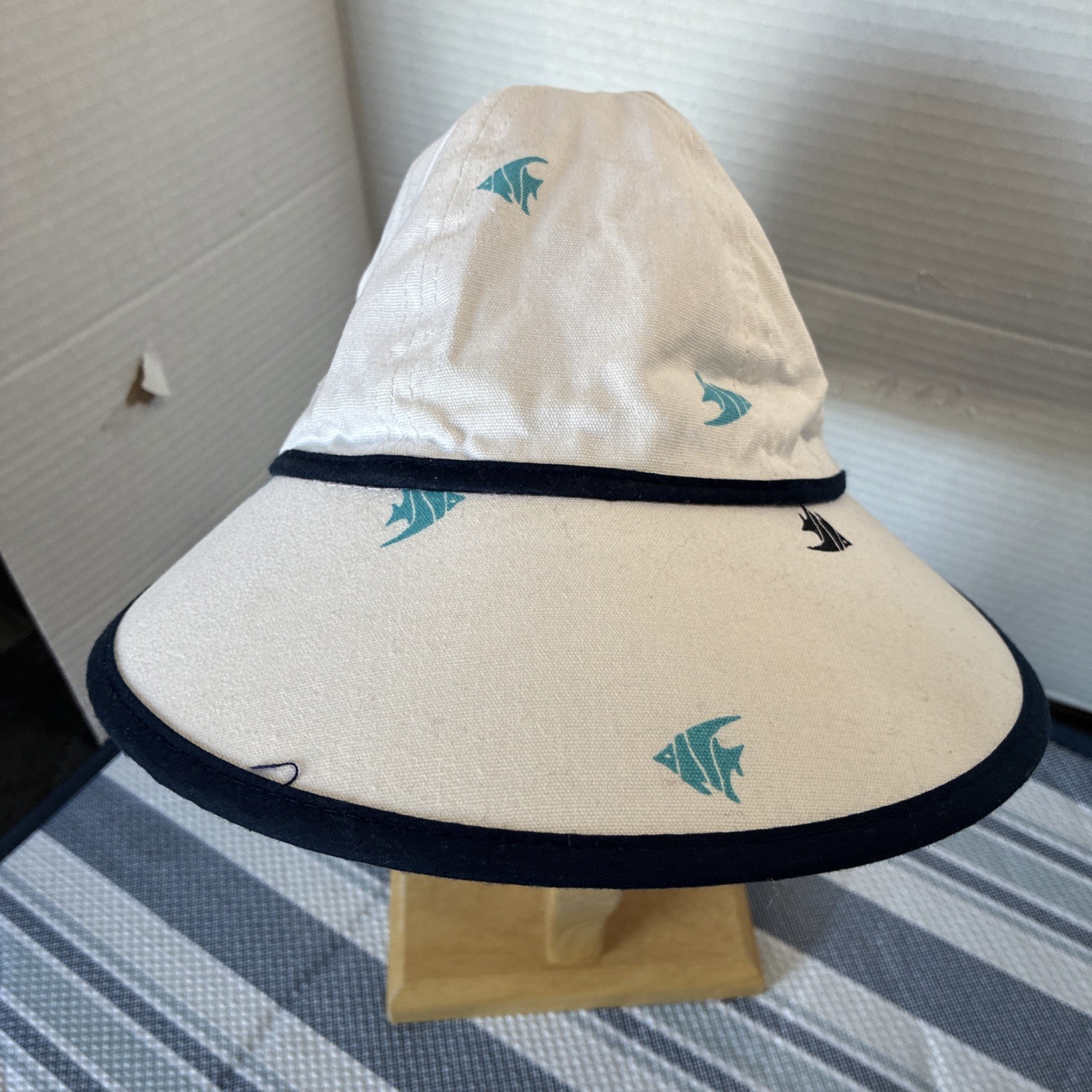 White Stag Vtg Sun Hat Stretch Back Womens White/dk Blue Fish Large Brim NEW