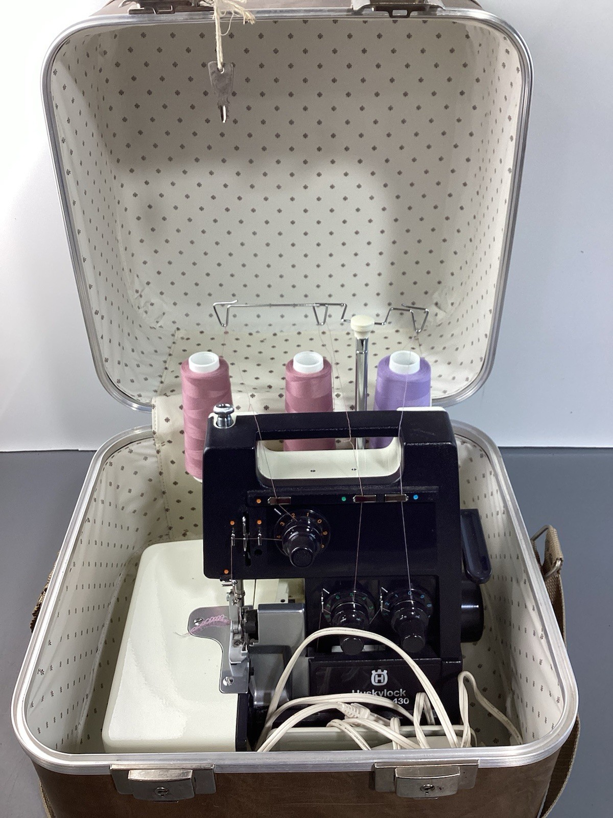 Nice Husqvarna Huskylock 430 Serger Sewing Machine w/ locking Case & Foot Pedal