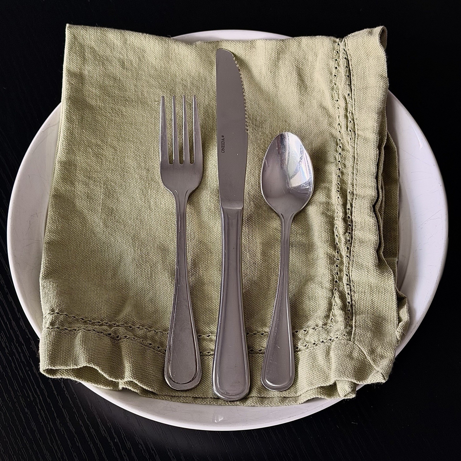 Oneida 300 Piece Stainless Steel Flatware Set for 100 People