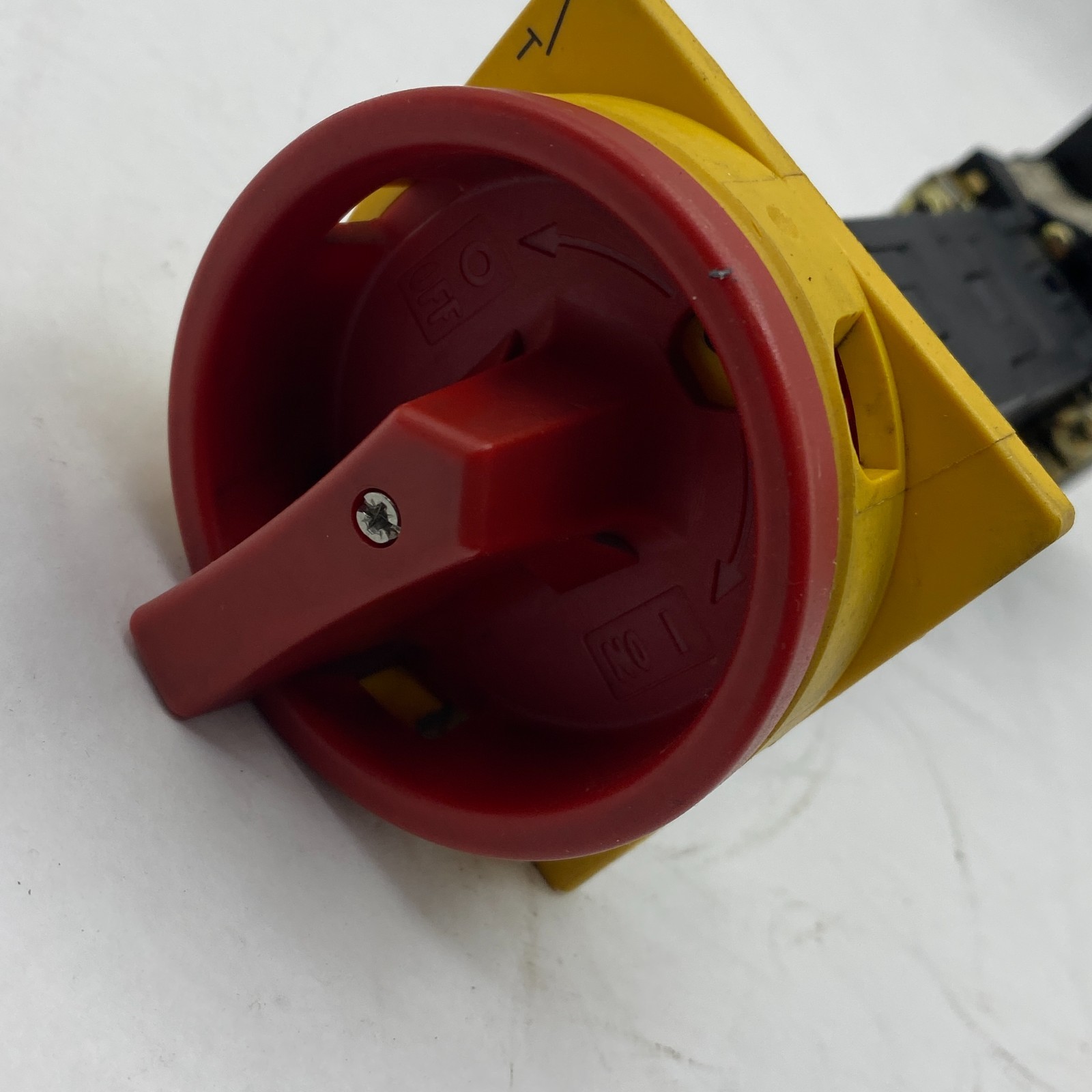 MOELLER P1-32, 3-POLE ROTARY SWITCH W/Panel Mount Isolator Switch P132