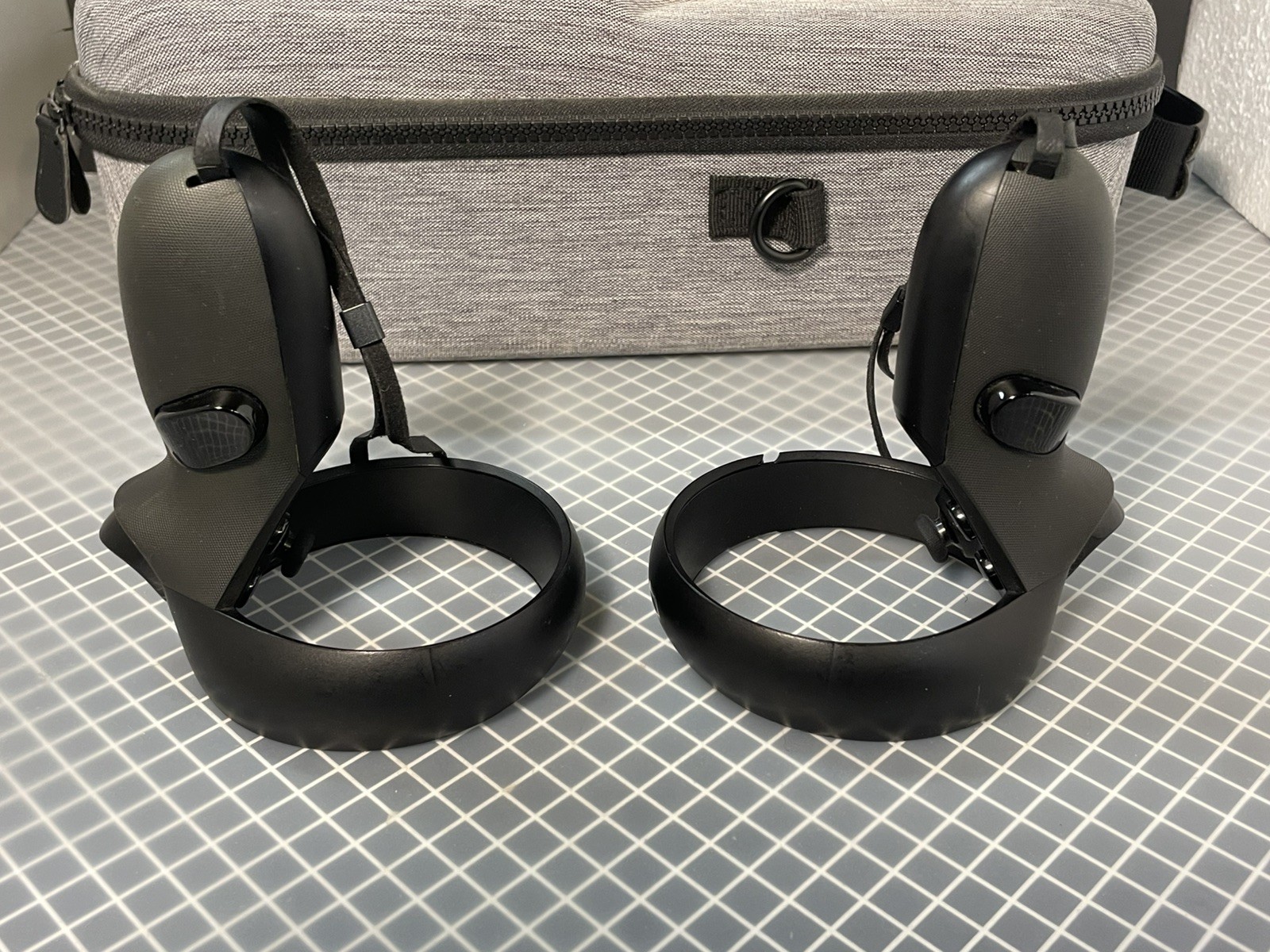 Oculus Quest 1 (64GB) - Complete Bundle w/ Carrying Case, Display Stand