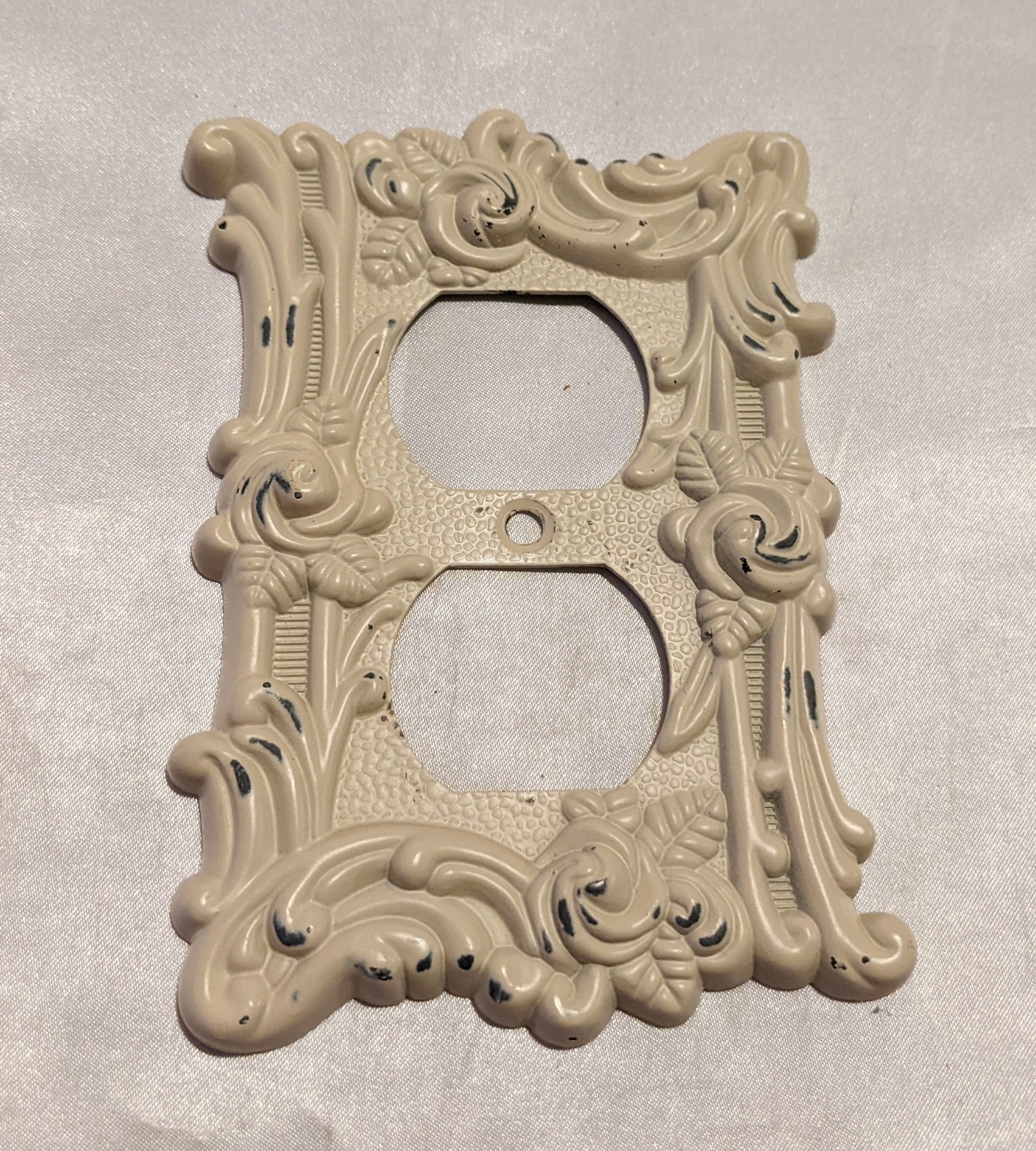 VTG AmerTac Double Electric Outlet Cover Plate Ornate Floral Off-white NOS