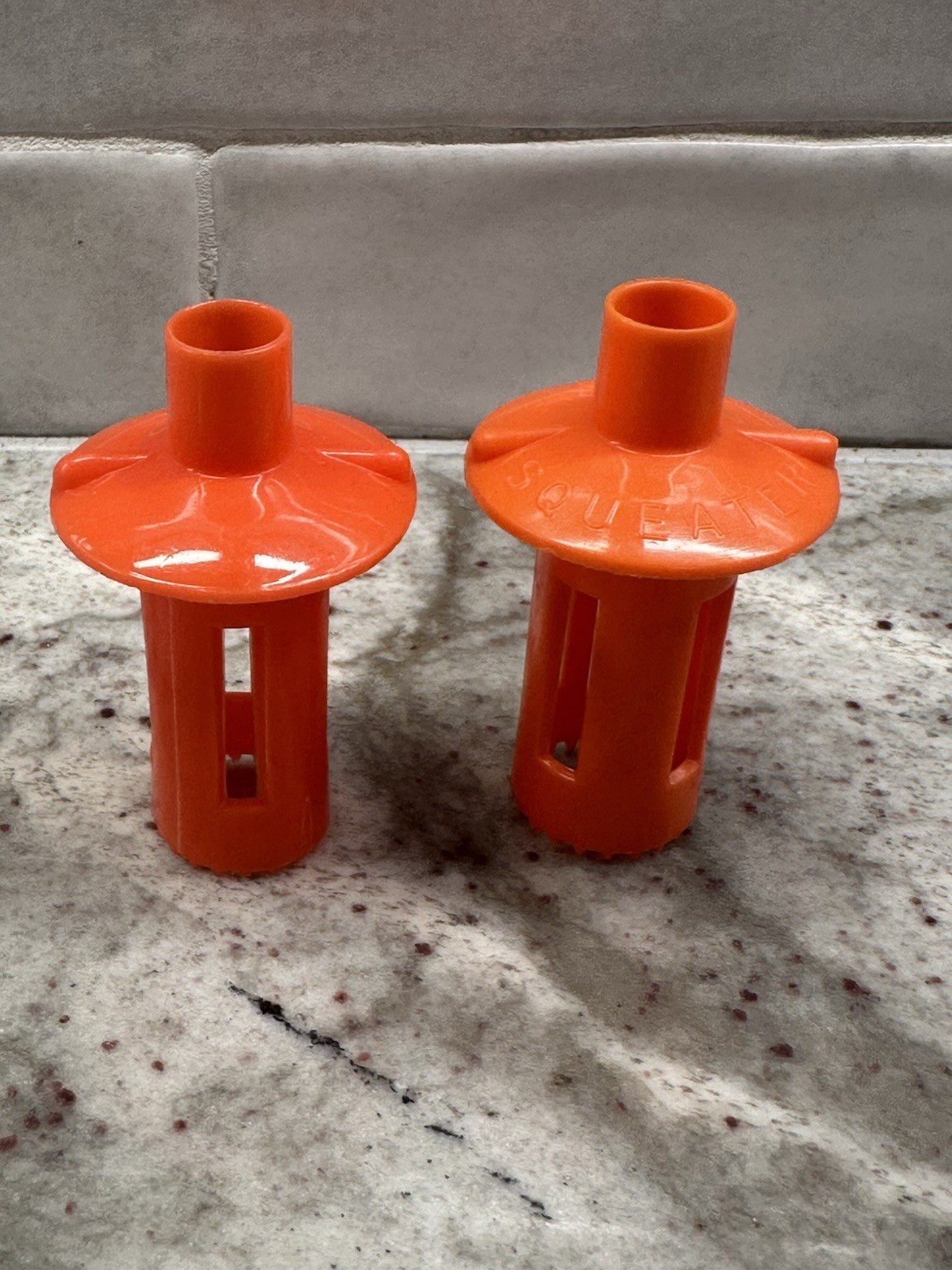 2 Worlds Smallest Juice Extractor Plastic Kitchen Tool Orange Gadget Juicer