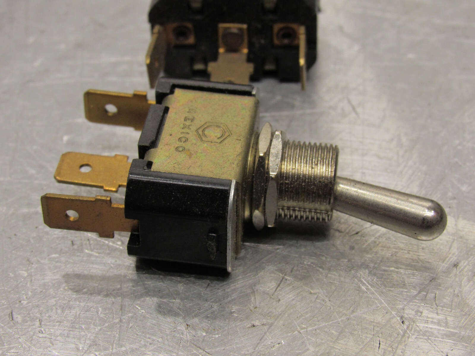 Double-Pole/Single-Throw Toggle Switch On-on on-off 12-24V Heavy-Duty DPST
