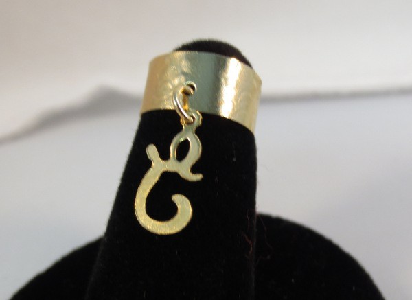 14KT GOLD  PLATED DANGLE INITIAL G TOE RING IN A HAMMERED RING