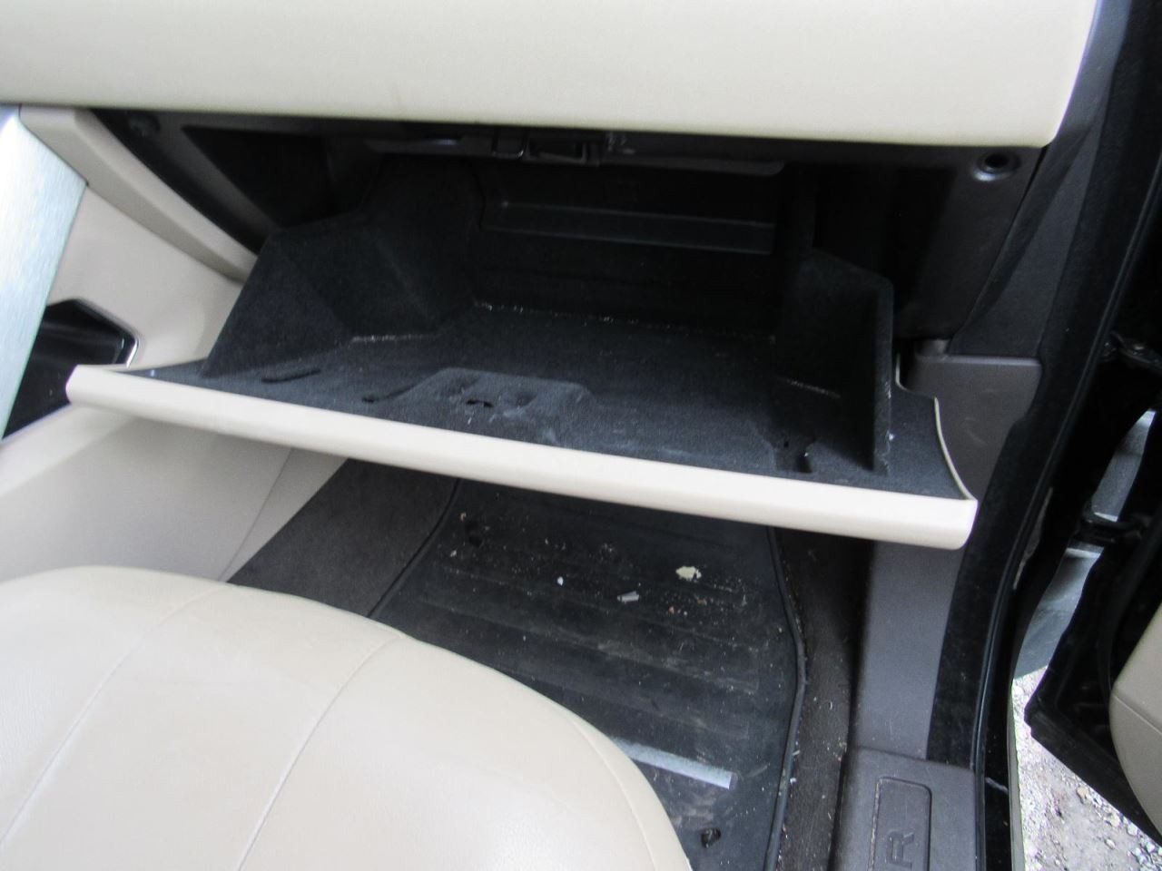 EVOQUE    2017 Glove Box 1033260