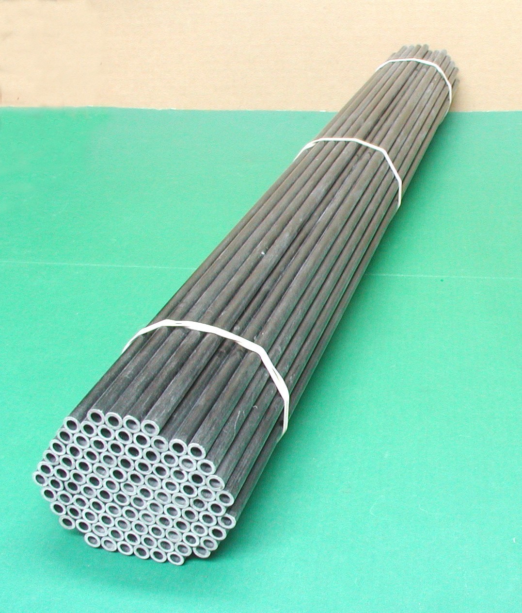 Huge Lot of 100 Black Fiberglass Arrow Shafts for Building Youth / Kids Arrows