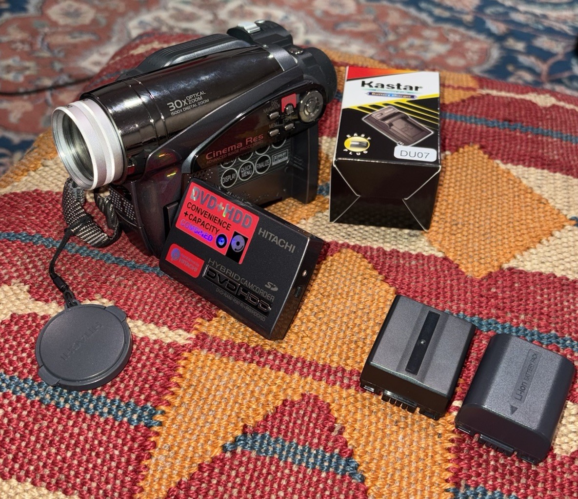 HITACHI DZ-HS500A DVD/HDD 30GB HYBRID VIDEO CAMERA CAMCORDER Batteries Charger
