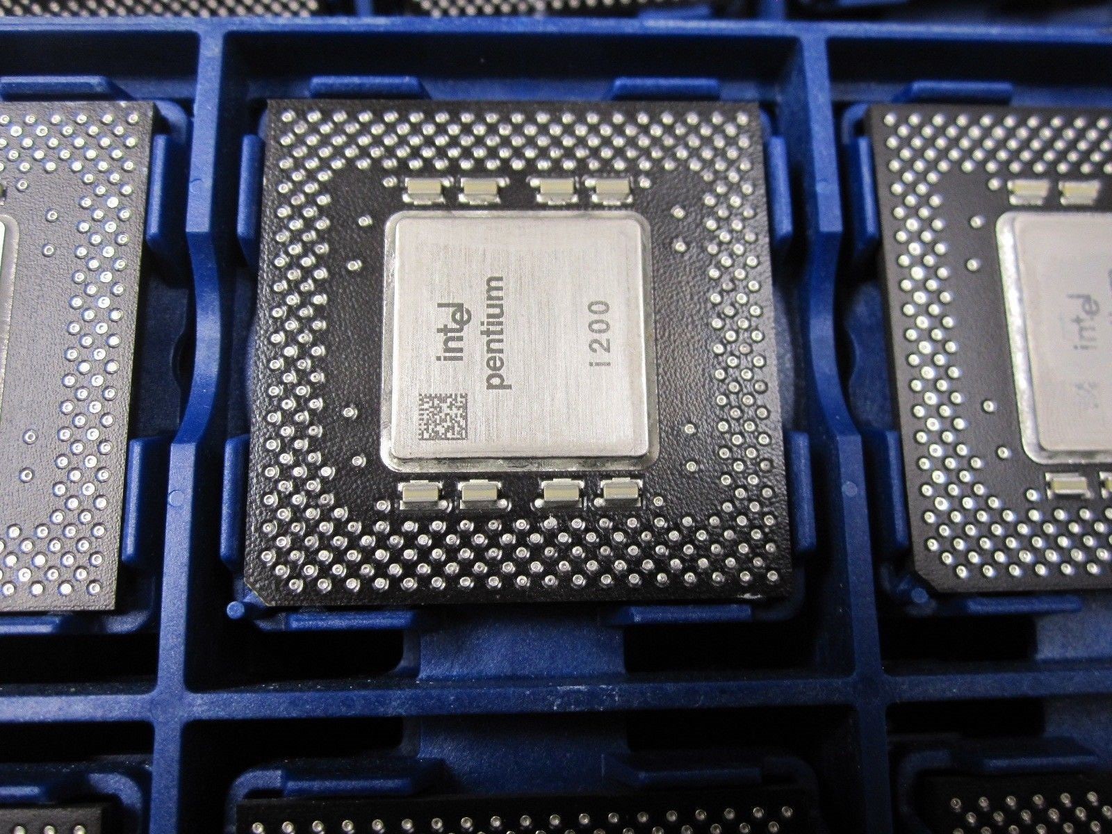 Vintage Intel Pentium 200MHz 66MHz PPGA GOLD PIN CPU FV80502200 SY044 SY045