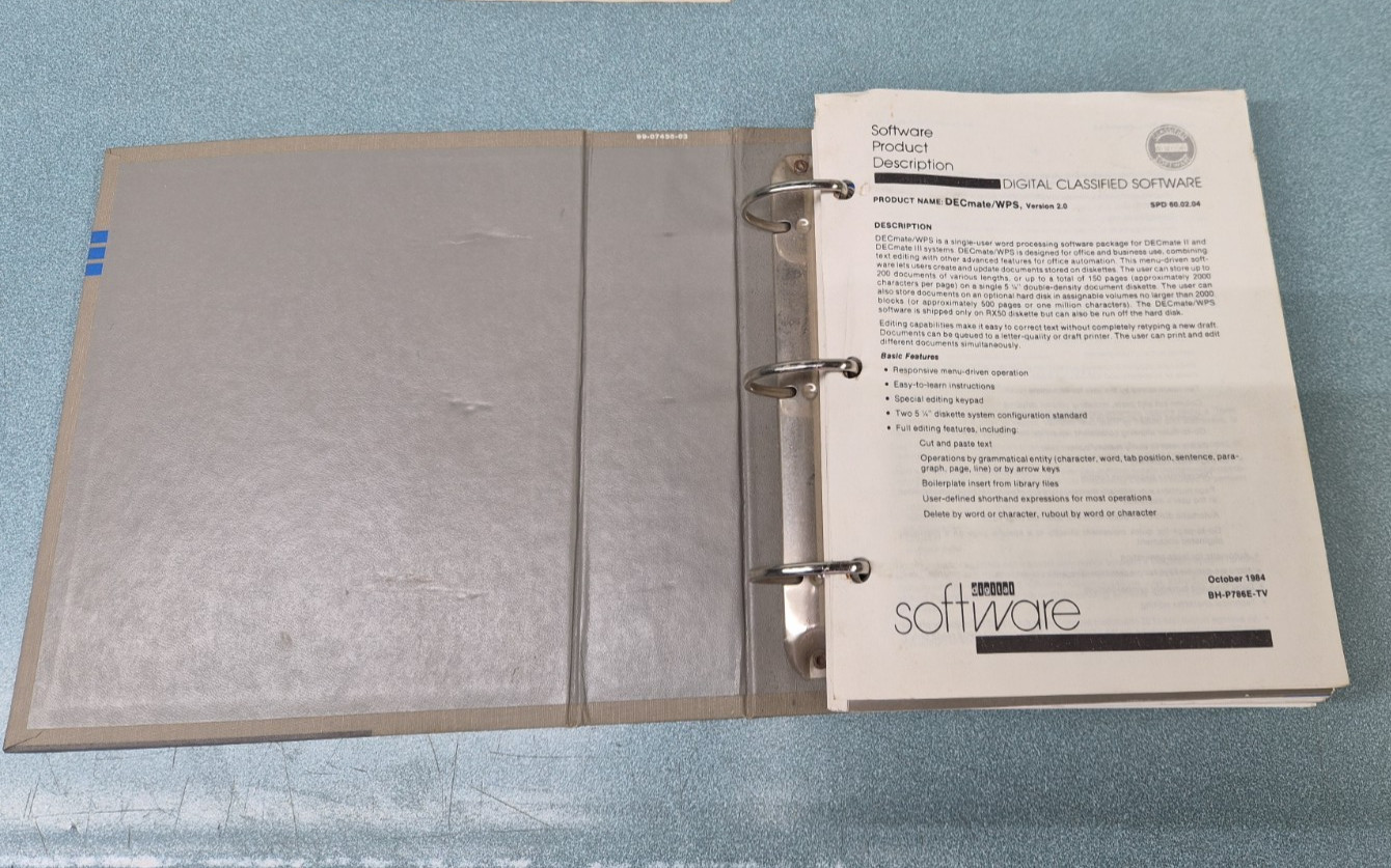 DECmate User Guides + 2 floppy disks, System Overview and System Test. UNTESTED