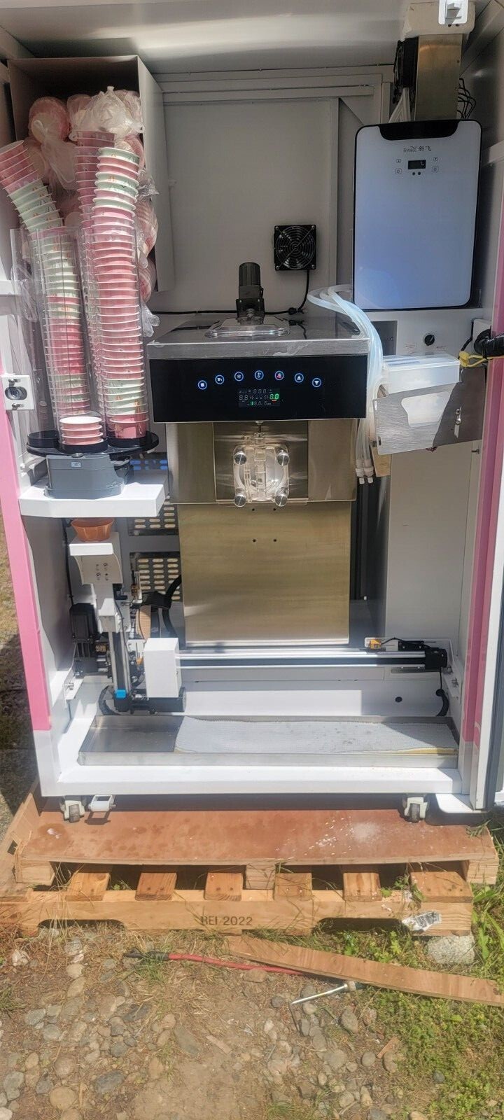 Robotic soft serve ice cream sundae vending machine