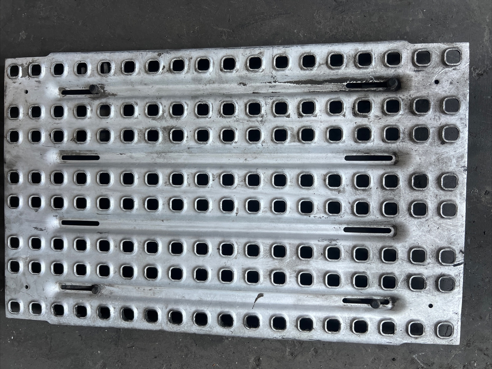 VOLVO VNR STEP DECK (CATWALK) 33 L”X 20 W”