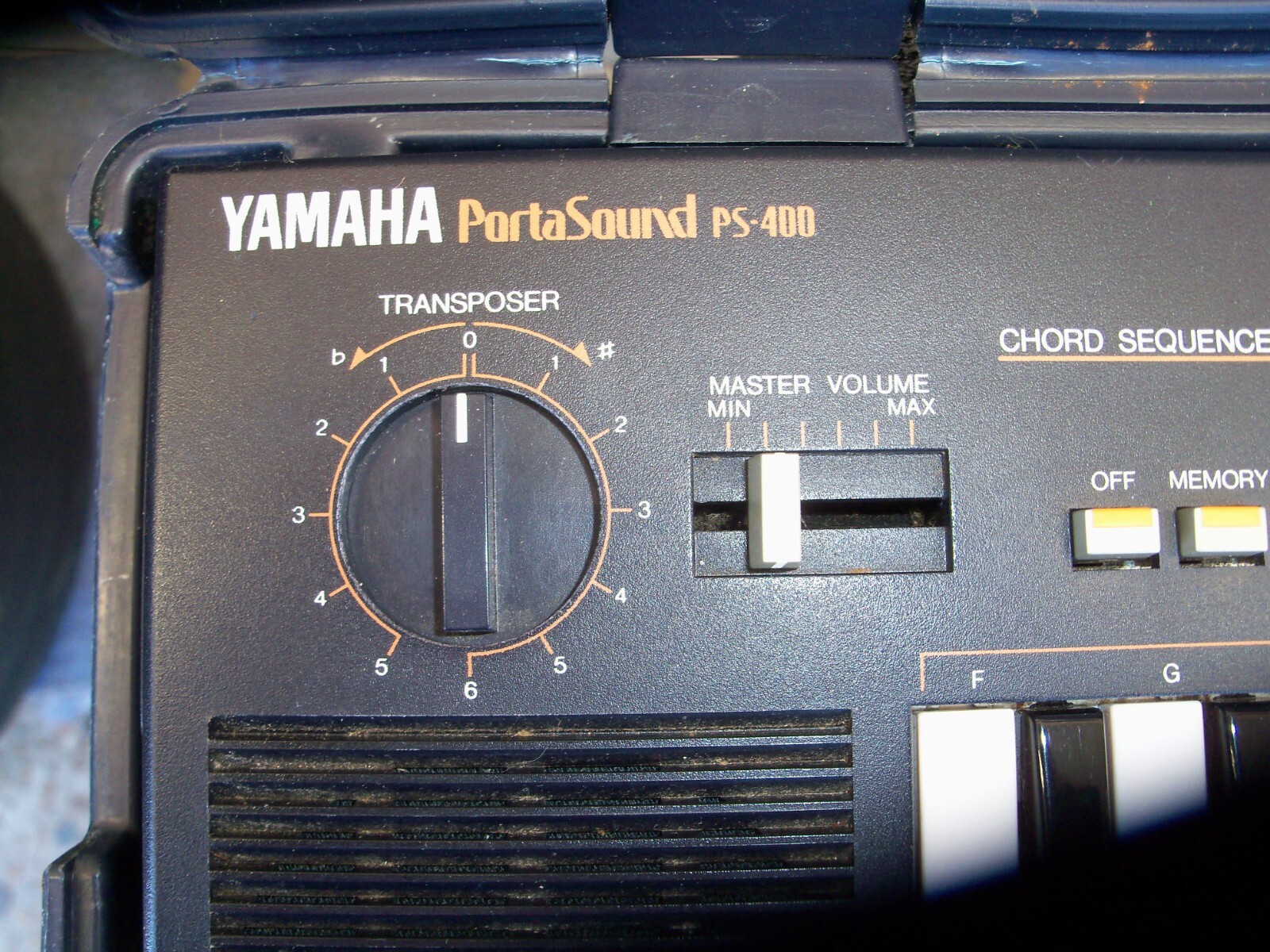 YAMAHA PORTASOUND PS-400 ELECTRONIC KEYBOARD (COMES WITH HARD SHELL CASE)