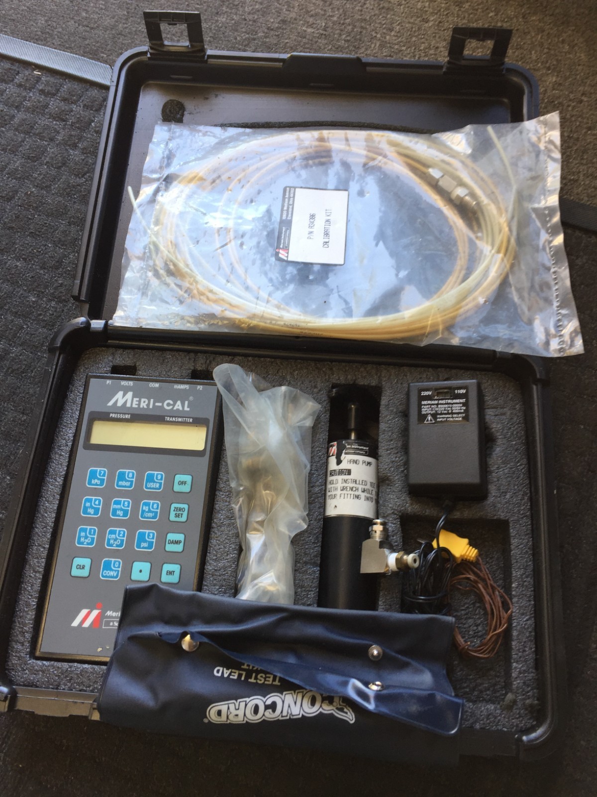 Meriam Meri Cal DP2000I Digital Manometer Calibrator w/ B-34686 Pump, Leads Set