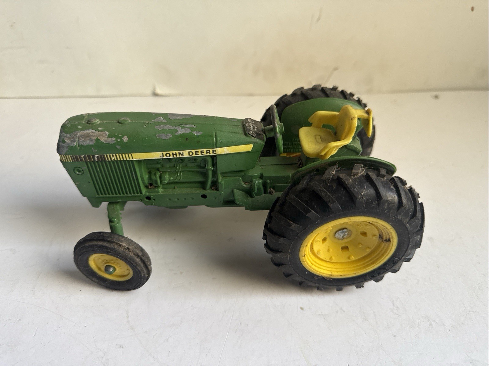 ERTL 1/16 John Deere Utility Tractor (32)