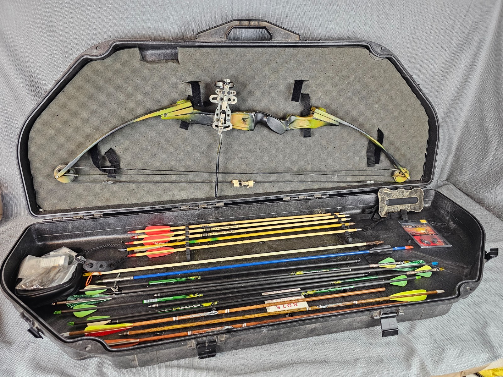 Classic York Compound Bow with Case Arrows and Accessories RH (used read)