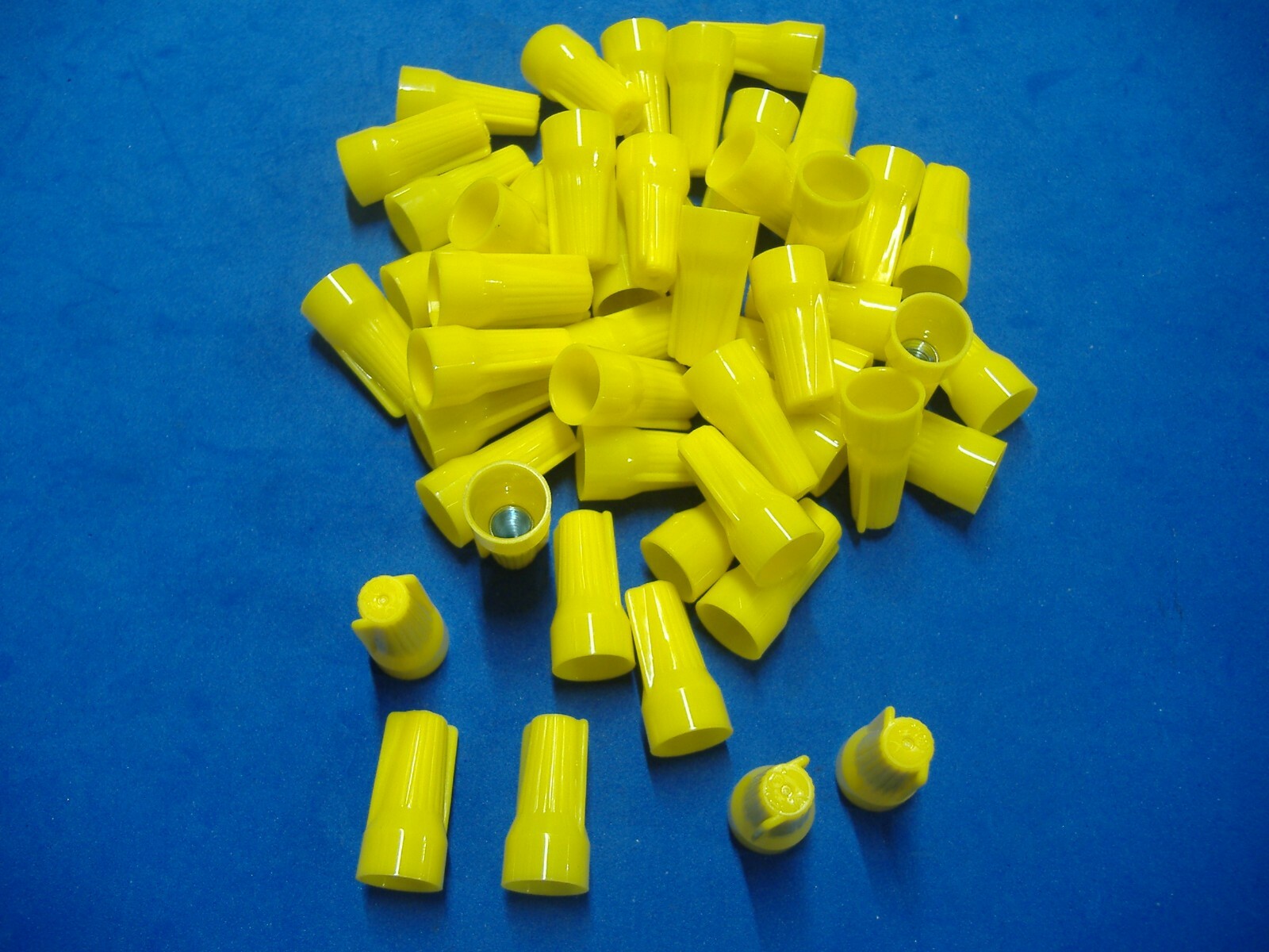LOT OF 100 YELLOW EASY-CAP WIRE CONNECTOR CONICAL CONNECTORS TWIST-ON NUTS 100PK
