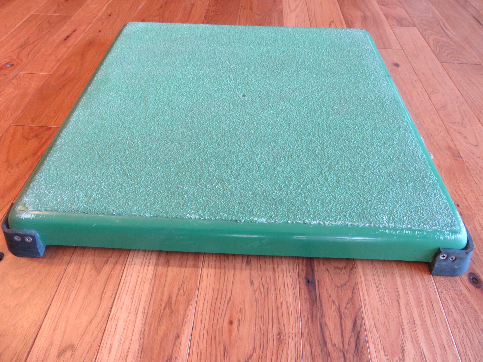 FIBERGRATE (238002) FIBERGLASS WORK PLATFORM WITH RUBBER FEET ( 2" X 24" X 24" )