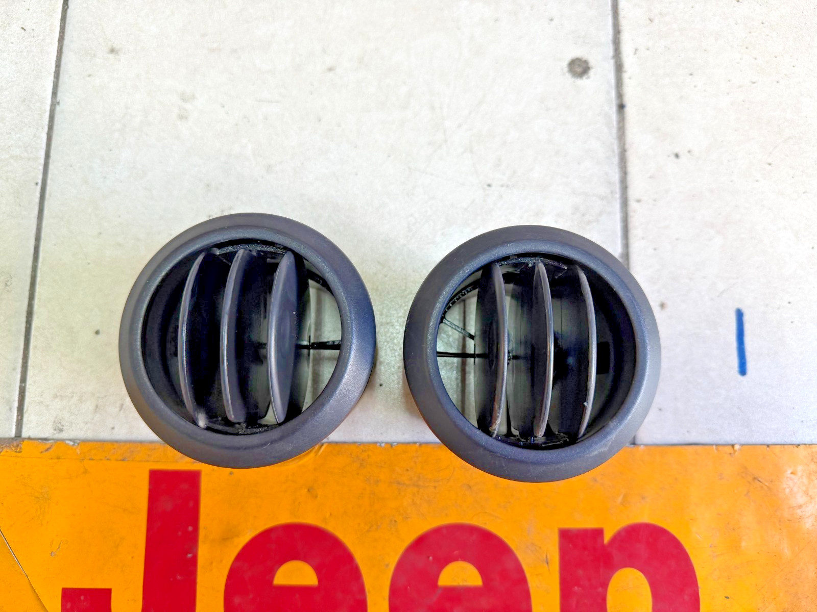 2007 2010 JEEP WRANGLER JK JKU DASH CENTER AIR VENT VENTS OEM 5KL74TRMAA