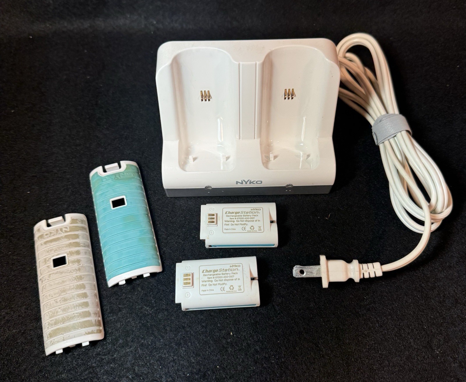 Nyko Charge Station With 2 Rechargeable Battery Packs & Covers, 87000-A50 Works!