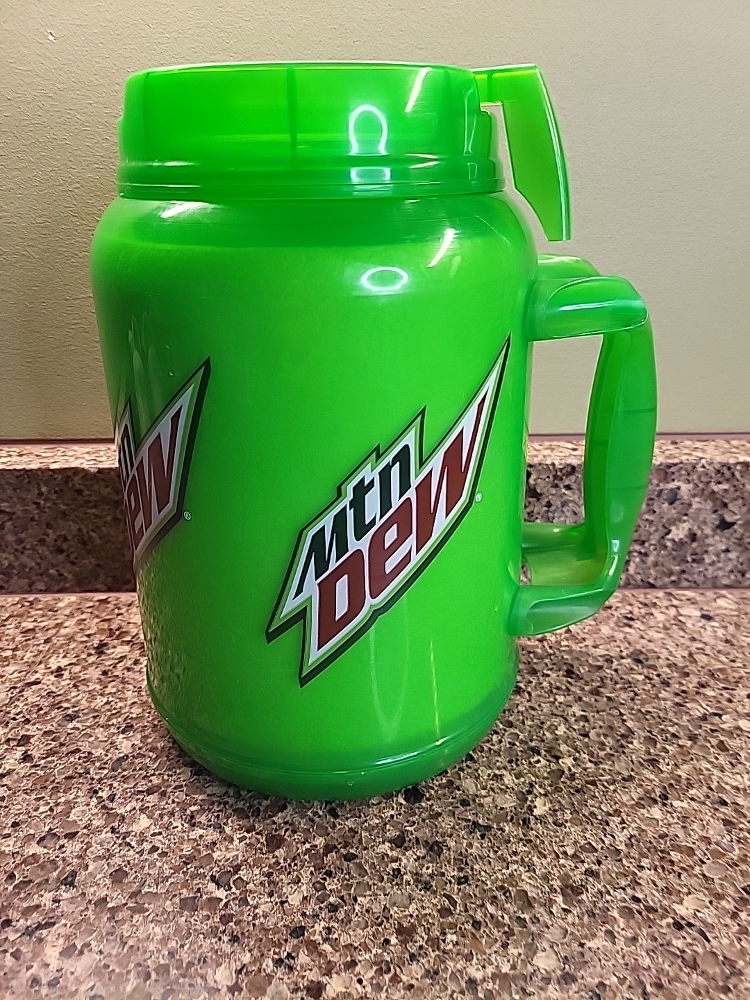 Mountain Dew Travel Mug Green 64oz Insulated Container Whirly Drink