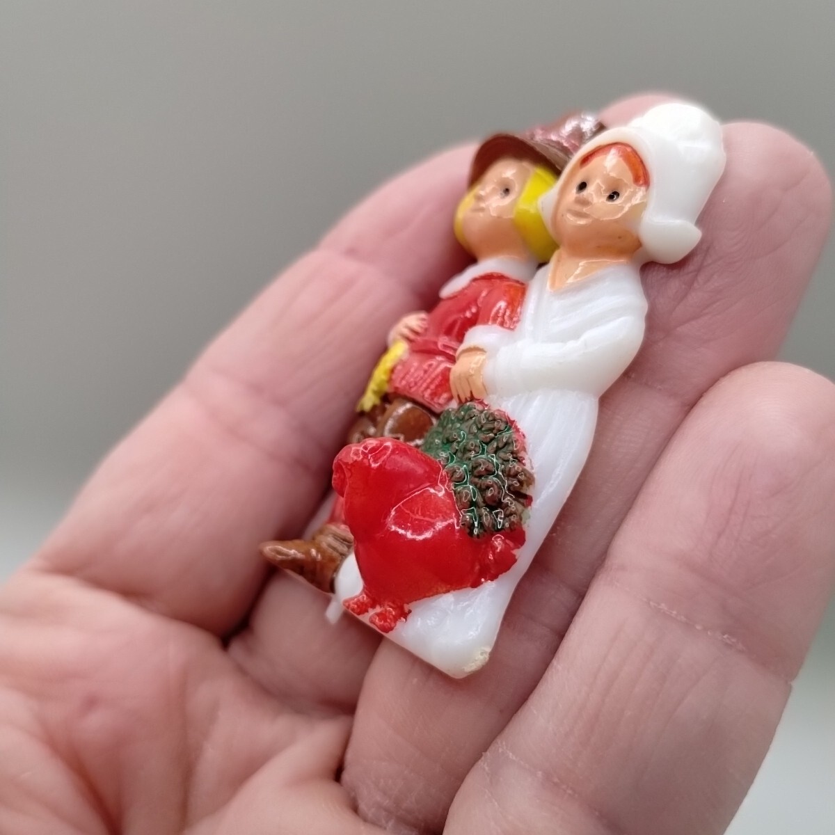 Plastic Thanksgiving Pilgrim Couple With Turkey Pin Brooch
