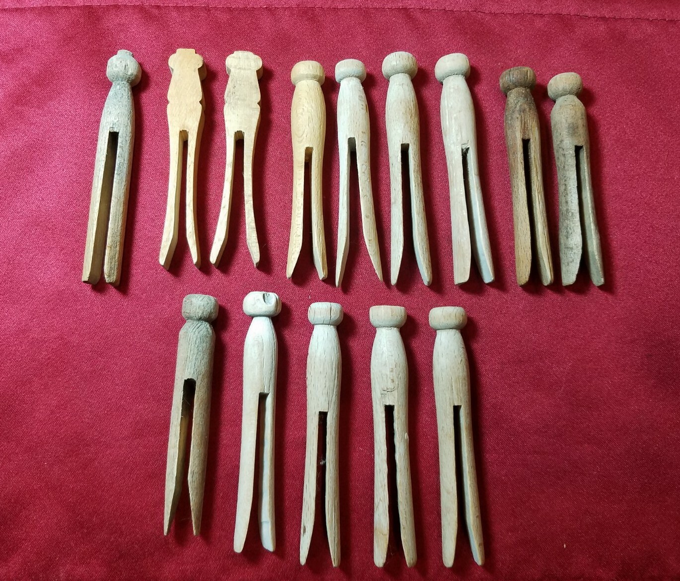 ASSORTED LOT OF 14 VINTAGE CLOTHESPINS LAUNDRY CRAFT - Z