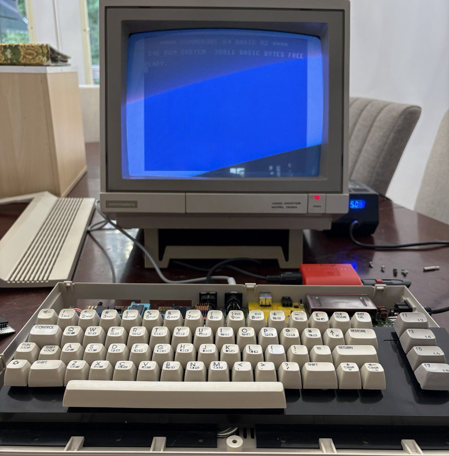 COMMODORE 64C COMPUTER 250466 HEATSINKS TESTED AND WORKING ZIF64